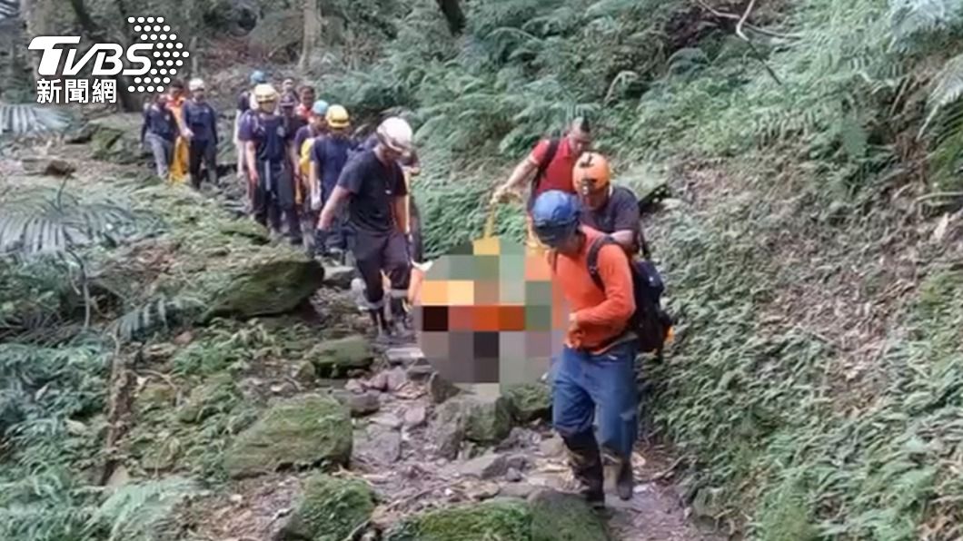 搜救人員在深度約30米的深谷發現馮男。(圖/TVBS)