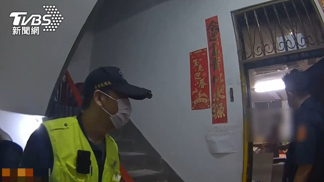 現場為住戶糾紛,一名婦人竟揮刀砍人。(圖/TVBS)