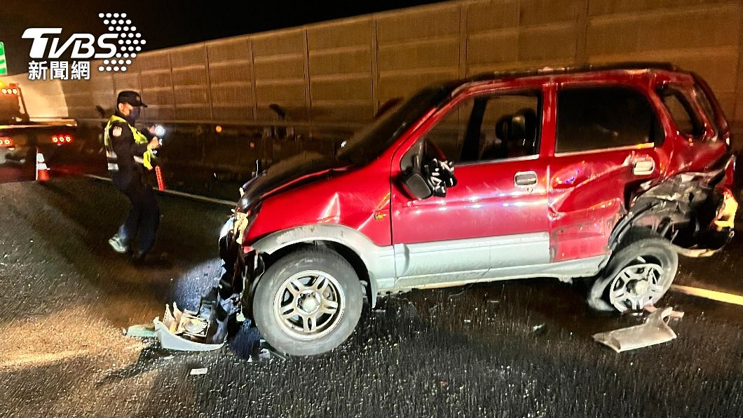 汐五3車連環撞！女駕駛龜速開內線　後車閃不及追撞慘翻