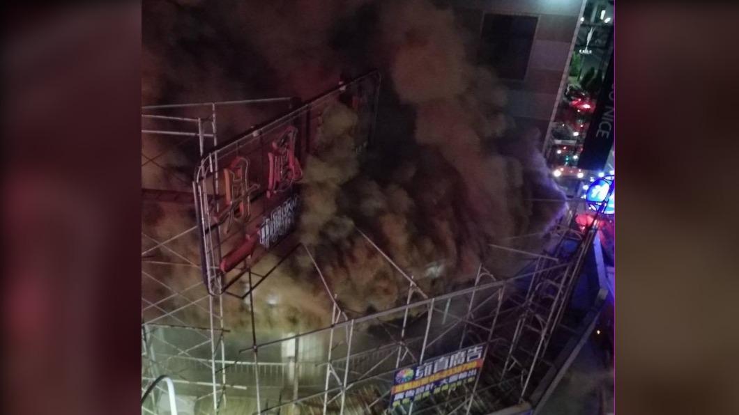 起火現場為2樓搭建鐵皮的建築,現場堆放大量易燃物品。(圖/民眾提供)
