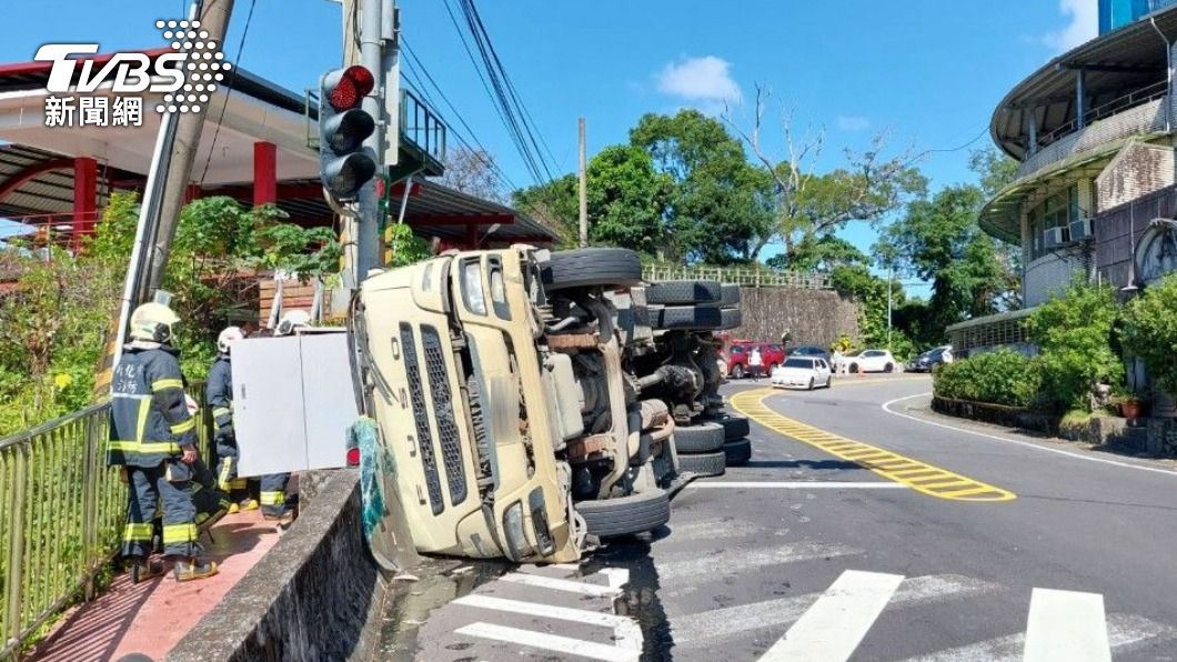 新店水泥預拌車翻覆 駕駛遭「夾困」車內送醫死亡
