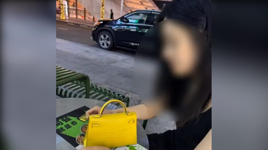 男子隨後又掏錢買多一個包包送給女子。(圖 / 翻攝自微博)