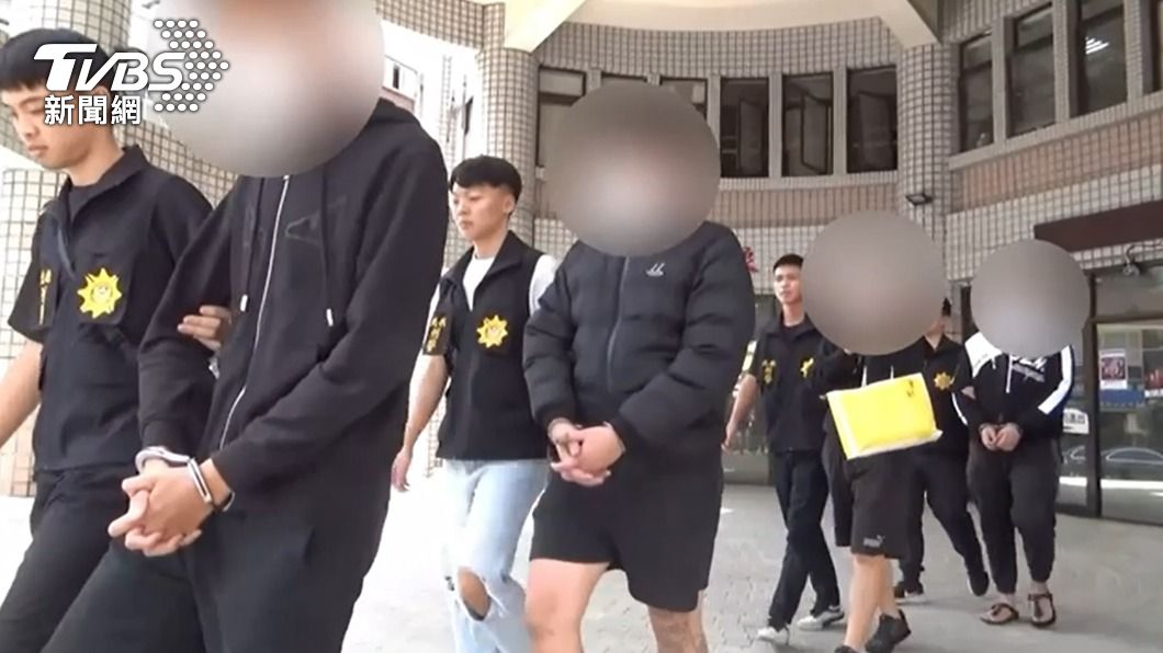 涉嫌擄人囚虐的明仁會成員被移送法辦。(圖/TVBS)