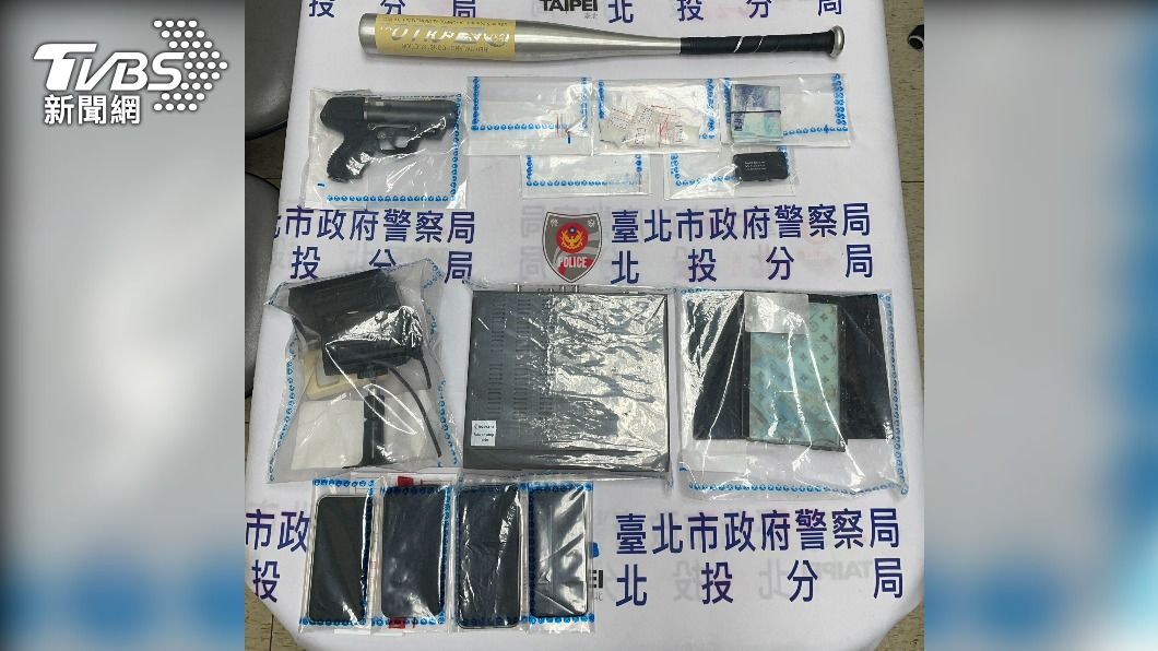 警方查扣相關證物。(圖/TVBS)