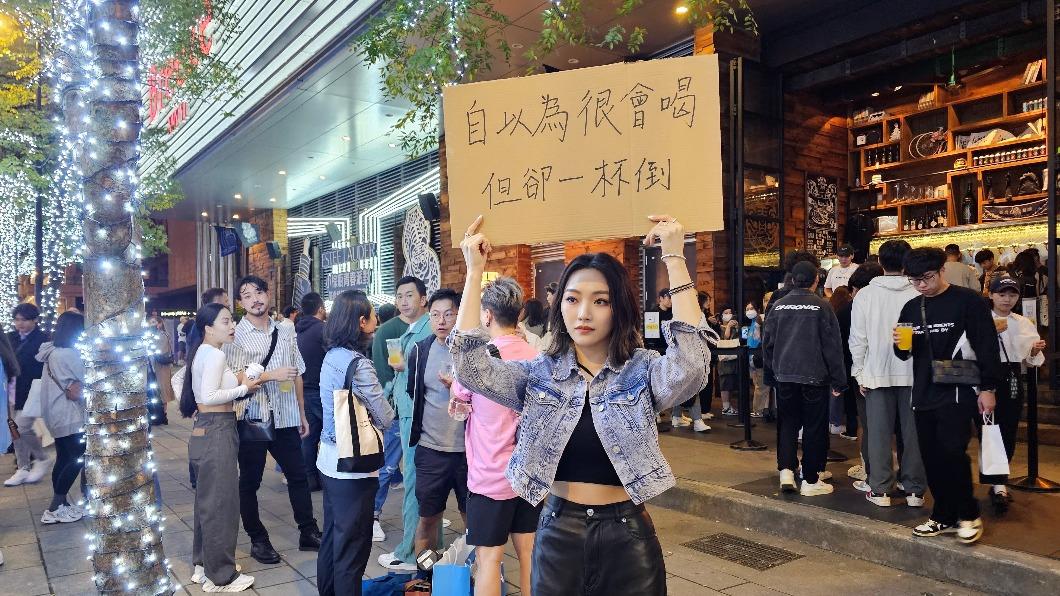 閻奕格走出舒適圈，挑戰在人來人往的信義區舉牌宣傳演唱會。（圖／華研國際提供）
