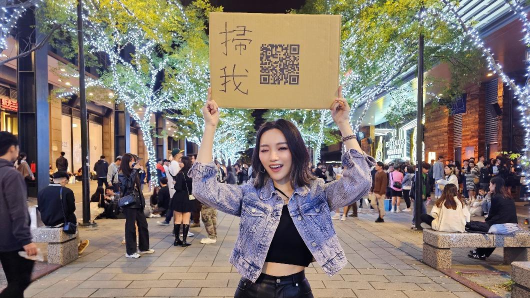 閻奕格花了3個多小時繪製QRCODE，相當有心。（圖／華研國際提供）