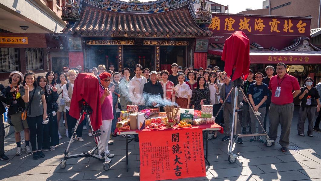 《車頂上的玄天上帝》去年在台北霞海城隍廟辦開鏡儀式,林依晨、周渝民、阮經天等演員都參與,侯孝賢也在場。(圖/甲上娛樂提供)