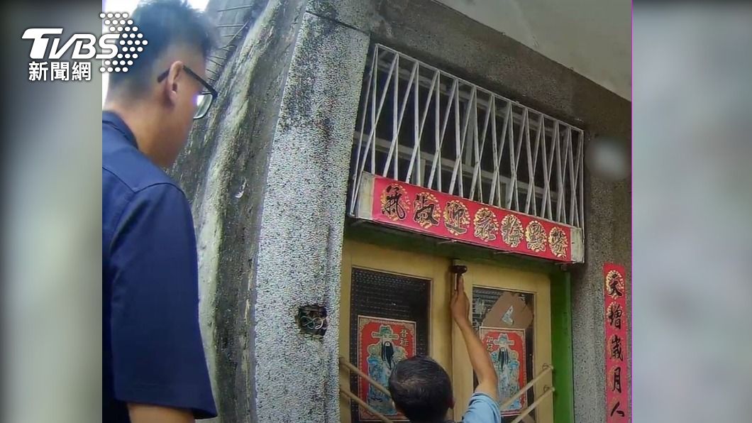 警方多次敲門均無人回應,會同里長與鎖匠以工具破門進到屋內。(圖/TVBS)