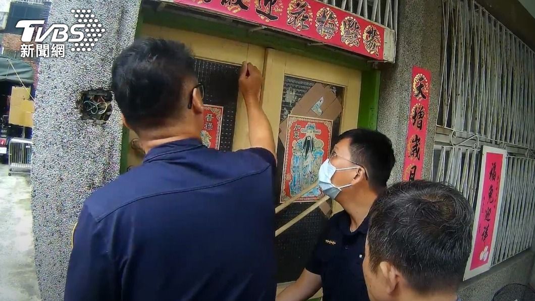 警方在二樓房間發現老翁摔落床下已奄奄一息。(圖/TVBS)