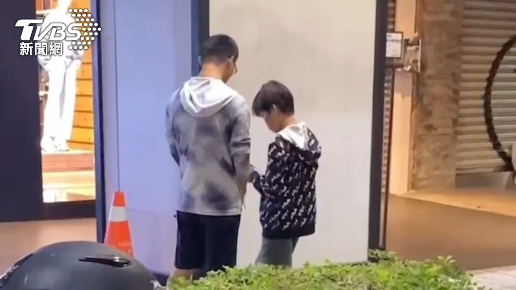 2名國中生無照騎車。(圖/取自IG Andywei333)