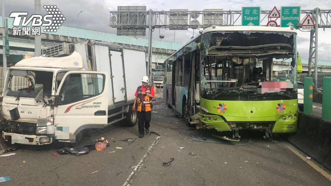 新北中山橋13傷事故!公車推撞貨車衝上分隔島 驚悚畫面曝