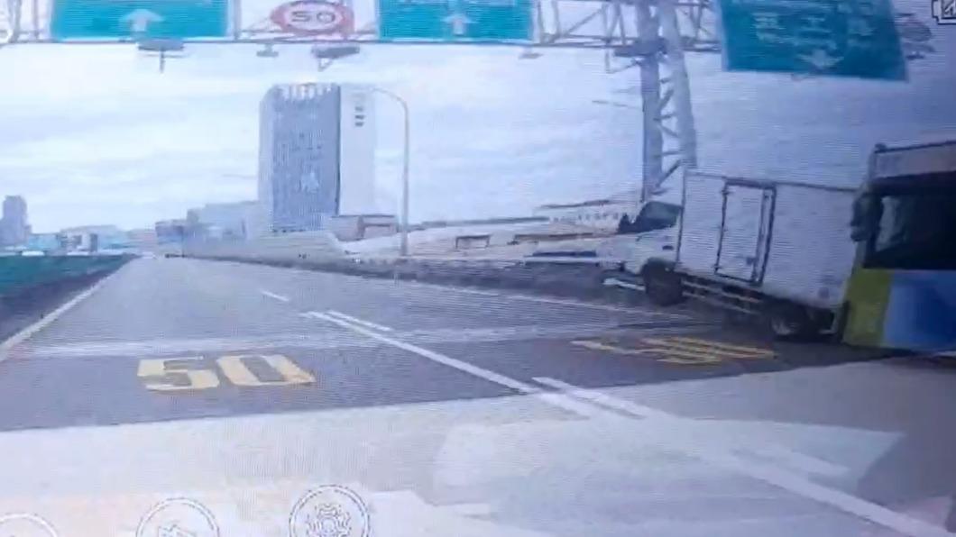 小貨車被公車推撞後衝上分隔島。（圖／翻攝記者爆料網）