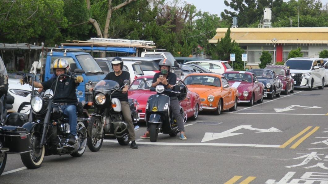 兒女們特別號召車友以各式跑車、骨董車和重機等幫老董送行。(圖/民眾提供)