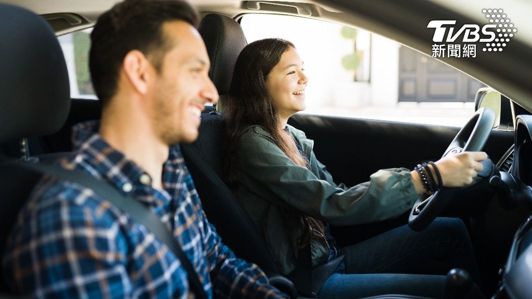 不少男性認為，女生會開車很加分。（示意圖／shutterstock 達志影像）