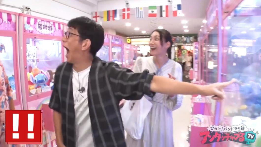台灣夾娃娃機難倒日本節目主持人。(圖/翻攝自 アンタッチャブるTV推特)