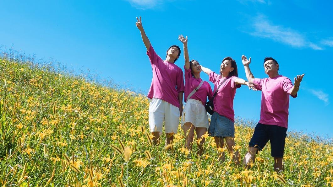 4人也一起享受金針花海。（圖／MyVideo提供）