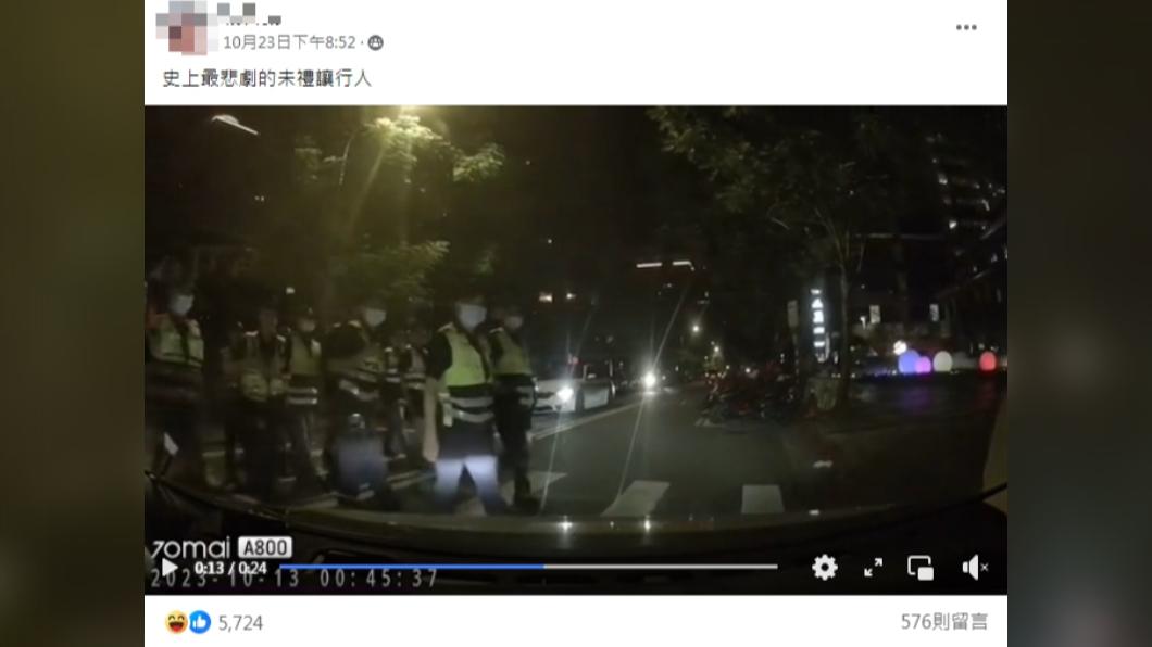 員警盯著未禮讓行人的駕駛。(圖/翻攝自爆料公社二社臉書)