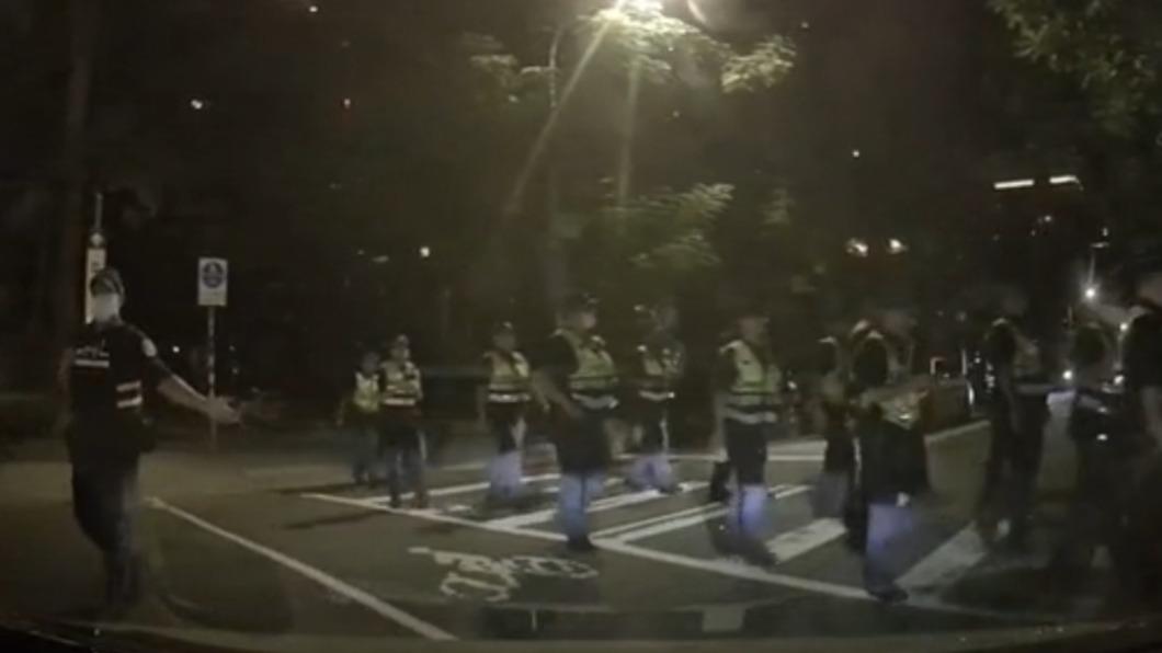 左側一名員警攔下駕駛。(圖/翻攝自爆料公社二社臉書)