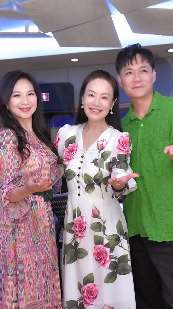 金佩姍(中)擁有4間房子。(圖/萬星傳播提供)