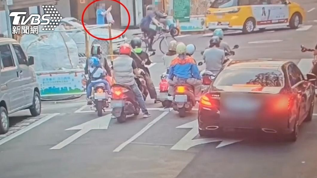 朱男拿手機拍下計程車離去的照片。(圖/TVBS)