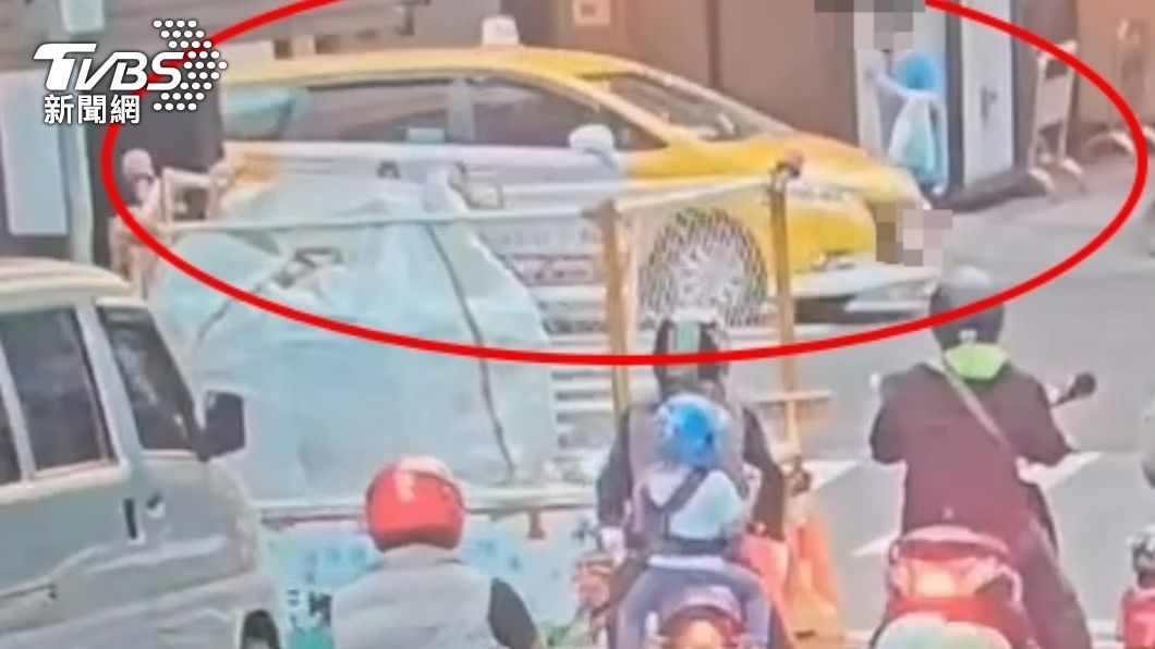 計程車在路口倒車。(圖/TVBS)