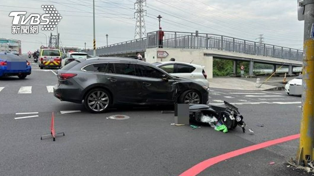 翻三圈重重落地!台南汽機車猛撞 27歲女騎士命危搶救