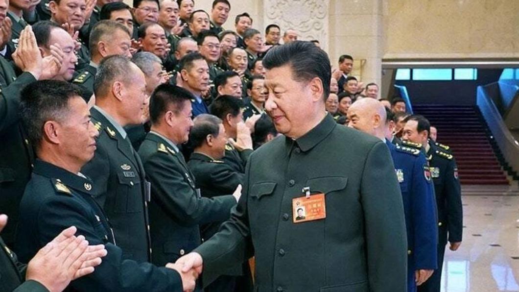 習近平與軍方代表握手。(圖/翻攝自中國大陸央視)