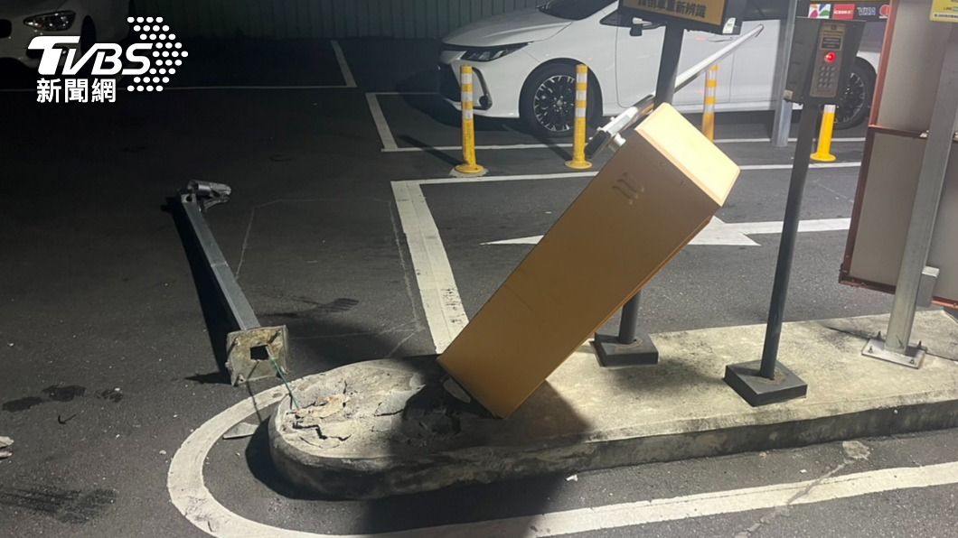 酒醉小黃運將蘆洲停車場內「碰碰車」 撞毀4車、柵欄歪腰倒