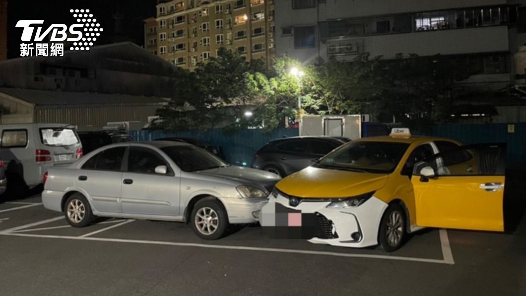 計程車司機撞毀4車。(圖/TVBS)