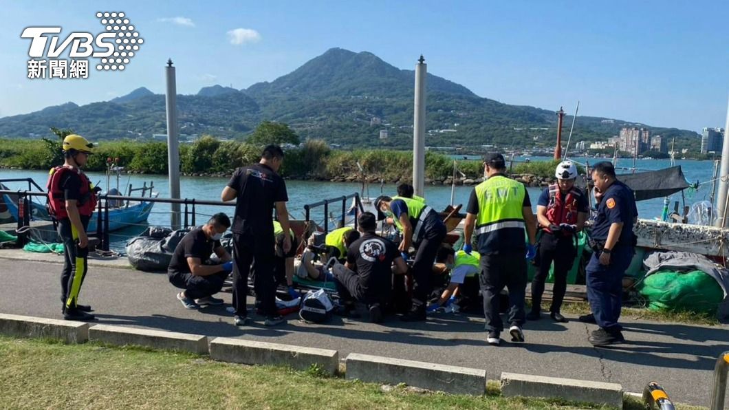 警消人員將人打撈上岸。（圖／TVBS）