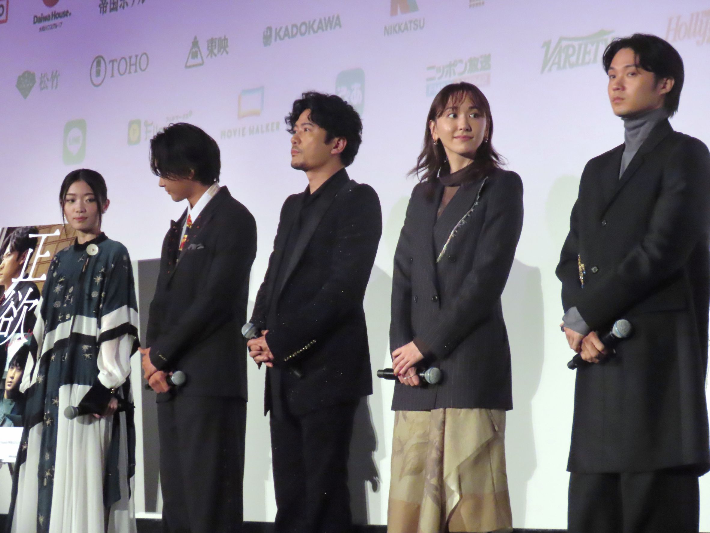 新垣結衣(右二)在登台時頻盯著站在舞台角落的口譯人員看,似乎非常好奇這項工作。(圖/鏡週刊)