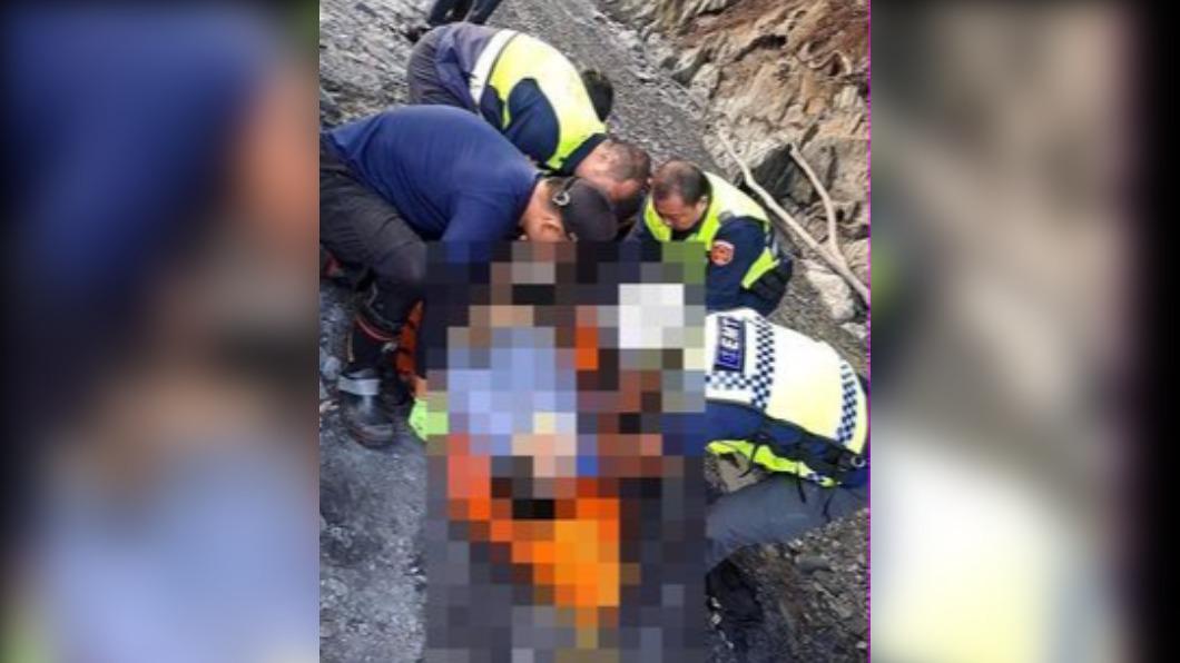 張男為了撿空拍機墜崖身亡。(圖/台灣山區救難協會仁愛小隊提供)