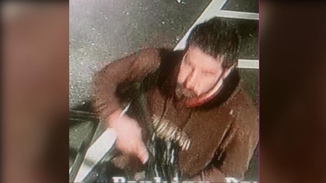 嫌疑人手中舉著一把步槍。(圖/翻攝自Androscoggin County Sheriff’s Office臉書)