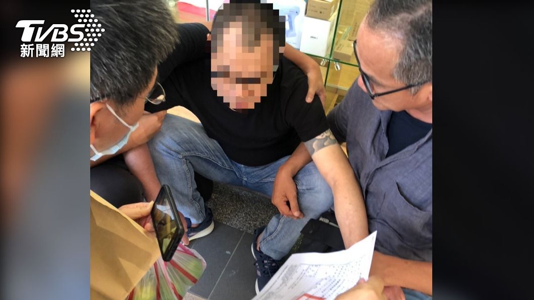 謝姓嫌犯持槍朝鄭男連開三槍後逃亡。(圖/TVBS)
