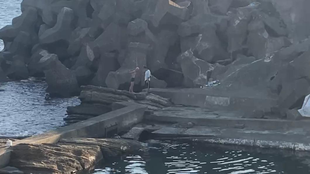 工地人員發現老翁擅闖工地。(圖/基隆市政府提供)