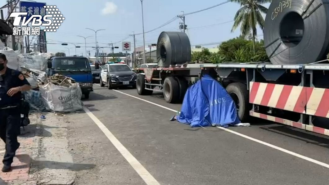 快訊／岡山交流道貨車突開車門　騎士夫妻檔「被擊落」遭連結車輾斃