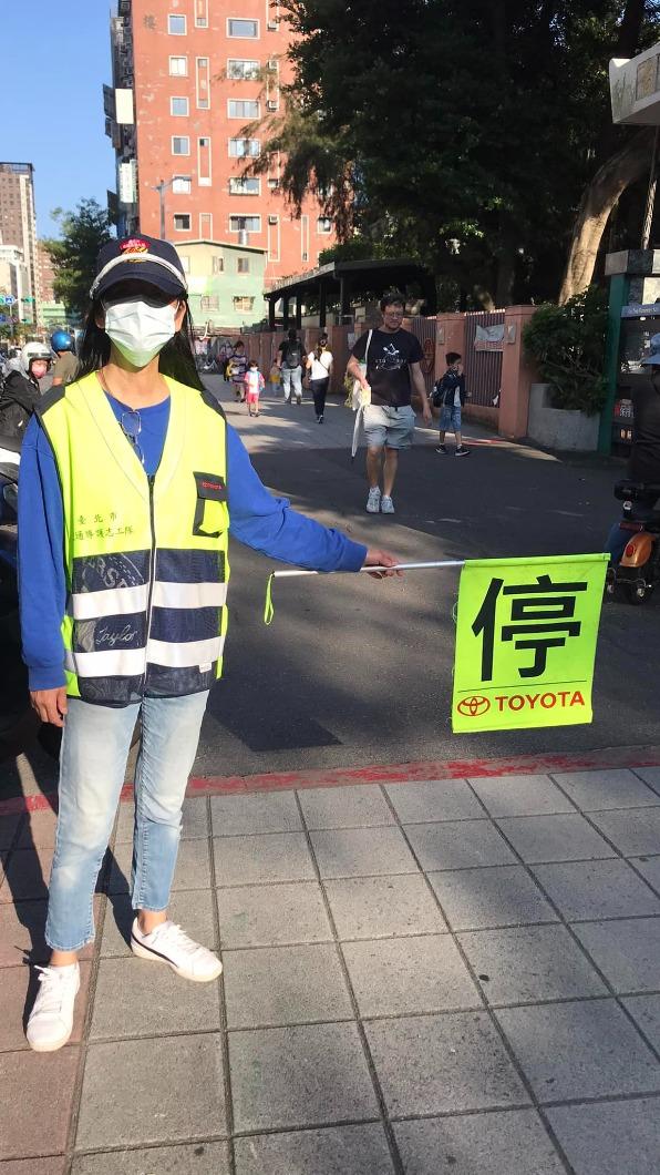 陳明真到兒子學校站導護,包緊緊沒人認出。(圖/陳明真臉書)