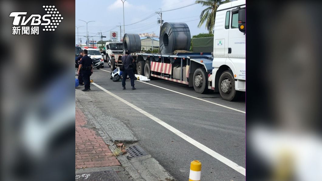 騎士當場被擊落,未料後方鐵捲車閃避不及直接輾過。(圖/記者爆料網)