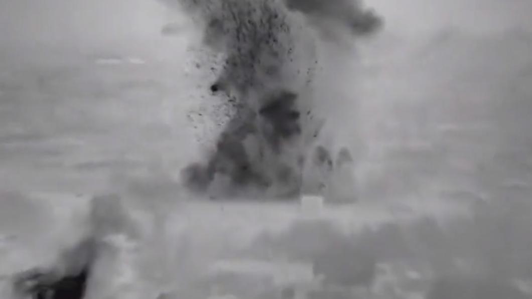 以軍發射砲彈,北加薩發生爆炸。(圖/翻攝自@IDF推特)