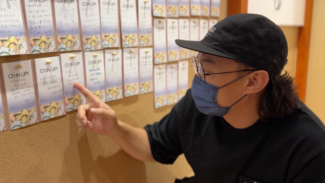 陳奕迅仔細看著粉絲們的暖心留言卡，表示所有心意都收到了。（圖／環球音樂提供）