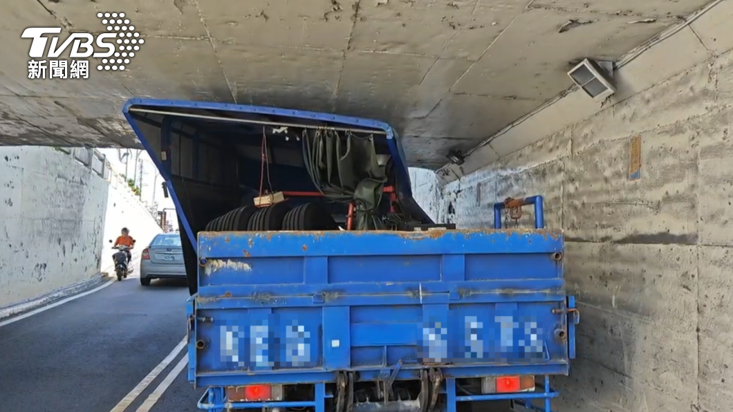 糗了!桃園振興路地下道有限高 連續2貨車誤闖卡住車廂門噴飛
