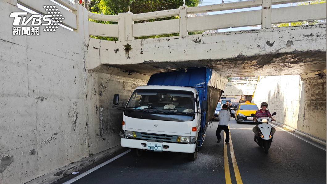 駕駛不熟悉路況才會闖入車道。(圖/TVBS)