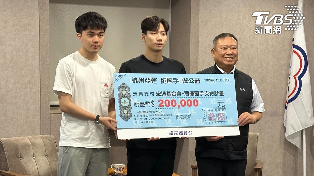 桌球好手林昀儒、游泳好手王冠閎出席公益活動,回饋基層選手。(圖/張良瑜攝)