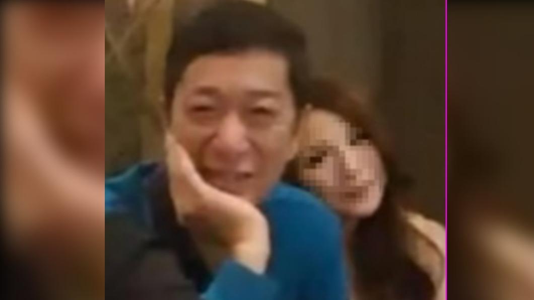 林國慶與長髮正妹開心合影。(圖/翻攝自Gtokevin小商人靠北幹古股份有限公司臉書)