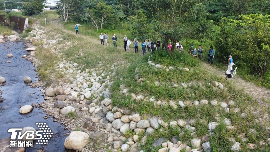 水泥牆被打掉「還地於河」，並且用石頭打造緩坡，溪流「活過來」了。(照片李璟泓提供)