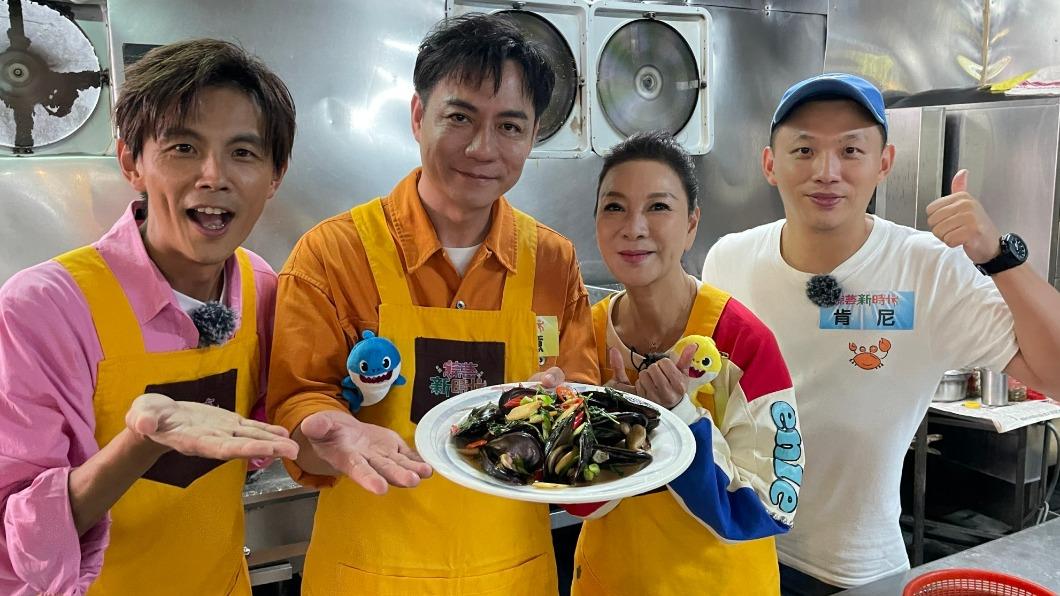 阿翔(左起)、陳隨意、楊繡惠與職人肯尼合影。(圖/民視提供)