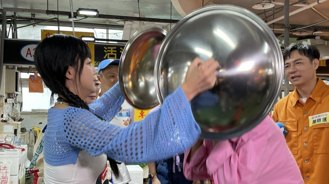 籃籃故意(左)整人。(圖/民視提供)