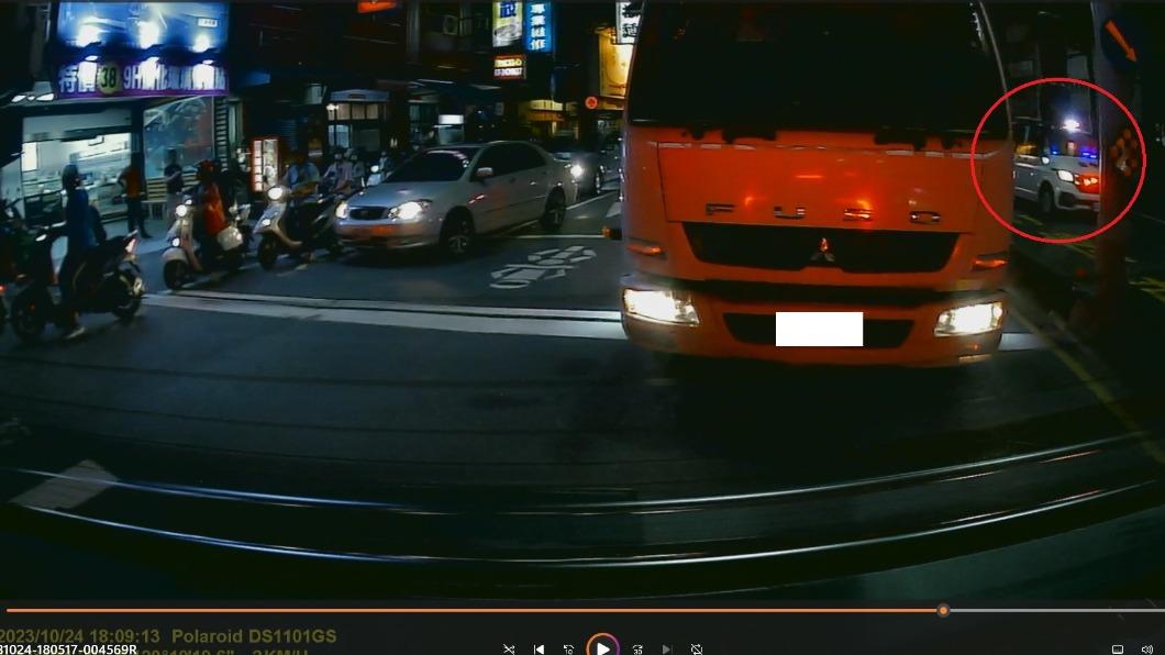 當時原PO聽見救護車便將車向前開超越停止線。(圖/翻攝自爆料公社二社 臉書社團)
