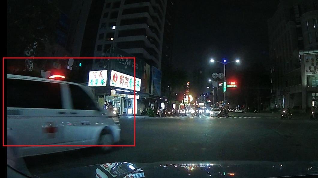 聞救護車聲急讓!駕駛「超越停止線」妹子秒拍照 無奈憂遭檢舉