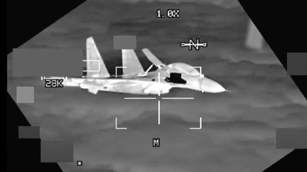 中國戰機南海逼近美轟炸機!相距不到3公尺 驚險畫面曝光